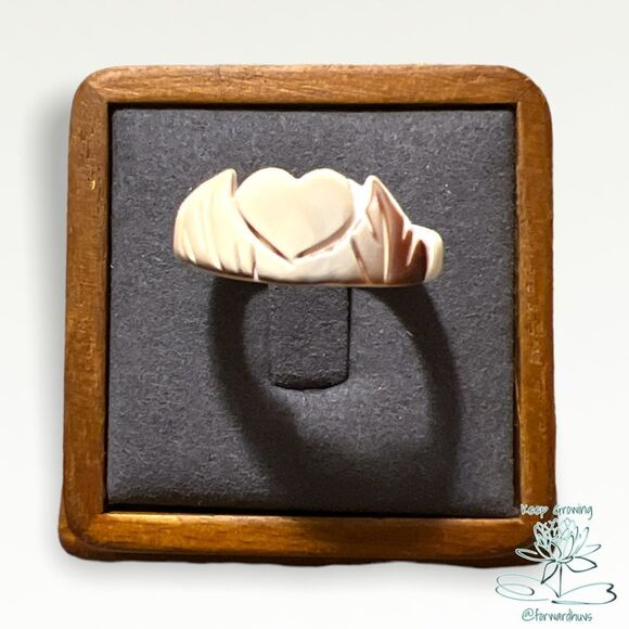 Handmade Hawaiian Carved Heart Seashell Ring Size 8 - Picture 1 of 9